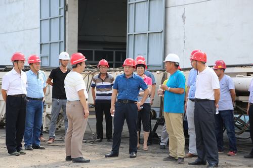 建設集團副總經(jīng)理王明智蒞臨孟村井架安裝現(xiàn)場指導工作