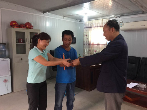 “金秋助學(xué)”，礦建二公司在行動