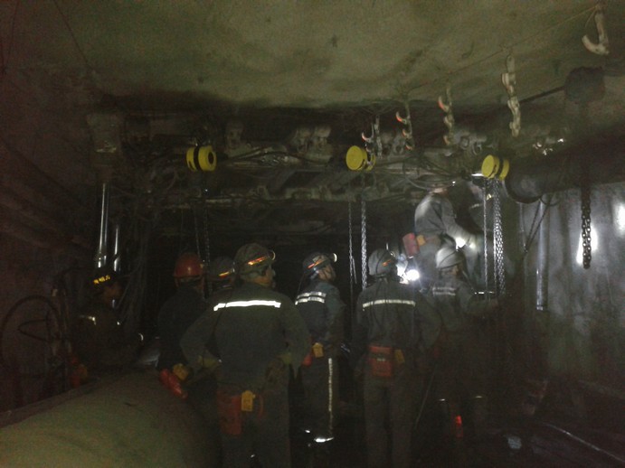 礦建三公司雙龍項目部安全順利拆除掘進臨時支護裝置