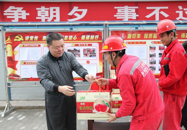 陜煤集團(tuán)總經(jīng)理助理、建設(shè)集團(tuán)聯(lián)合黨委書記、董事長(zhǎng)寧興剛一行深入礦建二公司冶坪項(xiàng)目部慰問(wèn)一線職工