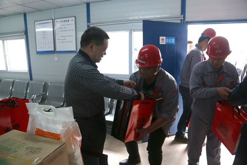 陜煤集團(tuán)總經(jīng)理助理、建設(shè)集團(tuán)聯(lián)合黨委書記、董事長(zhǎng)寧興剛一行深入基層慰問(wèn)一線員工