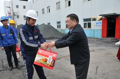 陜煤集團(tuán)總經(jīng)理助理、建設(shè)集團(tuán)聯(lián)合黨委書記、董事長(zhǎng)寧興剛一行節(jié)日期間深入洗選煤運(yùn)營(yíng)公司基層慰問(wèn)一線員工
