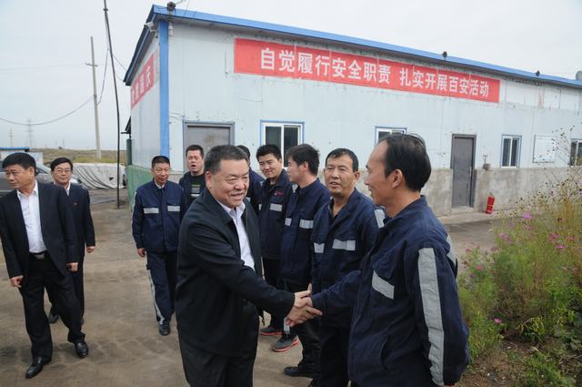 陜煤集團(tuán)總經(jīng)理助理、建設(shè)集團(tuán)聯(lián)合黨委書記、董事長(zhǎng)寧興剛一行深入掘進(jìn)公司紅柳林項(xiàng)目部走訪慰問(wèn)