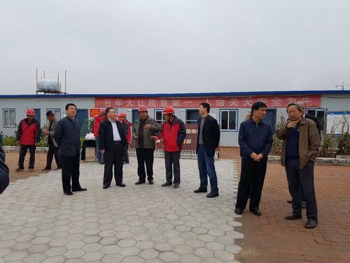 陜煤集團(tuán)總經(jīng)理助理、建設(shè)集團(tuán)聯(lián)合黨委書記、董事長(zhǎng)寧興剛一行蒞臨韓城分公司榆北煤業(yè)公司小保當(dāng)?shù)V施工現(xiàn)場(chǎng)和大家一起過(guò)中秋
