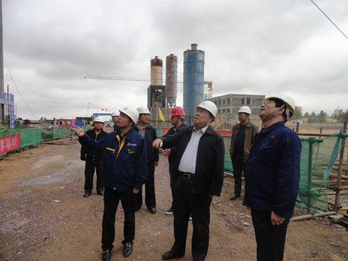 陜煤集團(tuán)總經(jīng)理助理、建設(shè)集團(tuán)聯(lián)合黨委書記、董事長(zhǎng)寧興剛一行中秋節(jié)深入曹家灘項(xiàng)目工地視察慰問(wèn)
