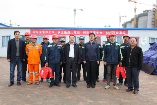 到一線，送祝福，鼓干勁