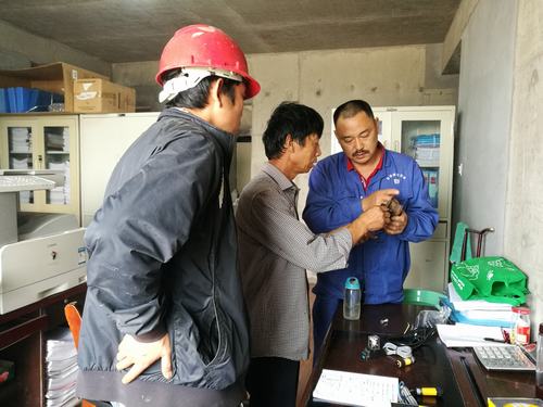 韓城分公司土建八項目部防護門自動開閉裝置創(chuàng)新創(chuàng)效保安全