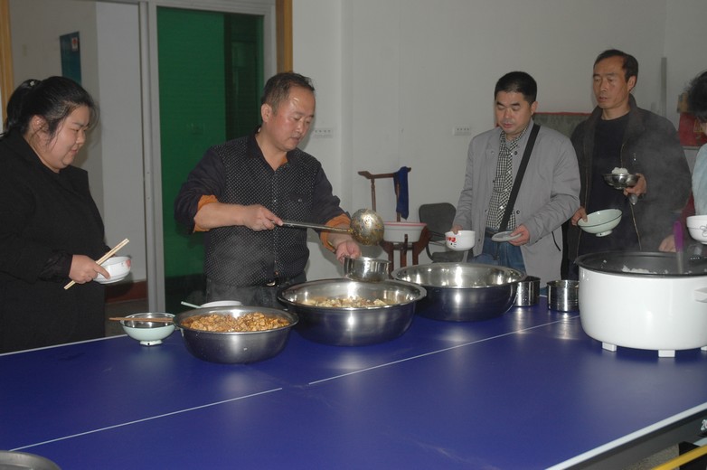 礦建三公司職工食堂:物美價又廉 職工齊點贊