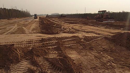 施工現場秒必爭 策馬揚鞭再奮蹄