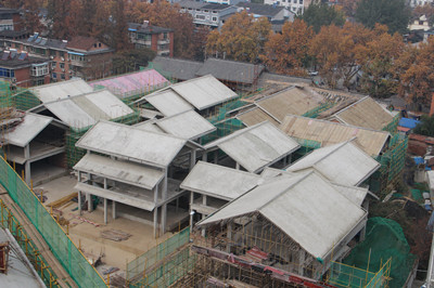 頂風冒雨忙施工 爭分奪秒趕工期