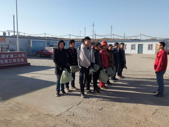 礦建二公司小保當第三項目部開展撿垃圾環?；顒?></div>
                                <div   id=