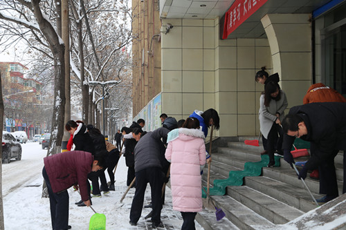 機電安裝公司：義務掃雪展企業文明風采