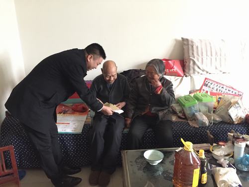 礦建二公司慰問困難職工，送去企業關愛