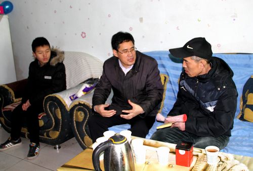 建設集團副總經理司正林一行慰問銅煤公司困難職工