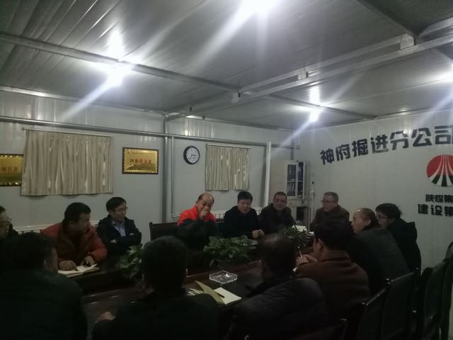 曹家灘礦總經理路山潮蒞臨掘進公司項目部指導復工工作