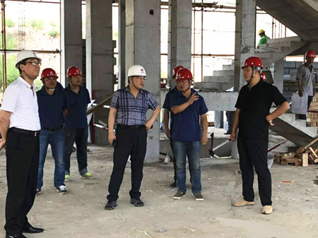 王明智深入陜煤建設漢中公司吳堡橫溝溫泉項目施工現場檢查指導工作