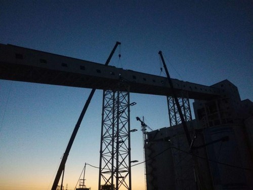 陜煤建設(shè)中煤公司：曹家灘礦業(yè)4#驅(qū)動機房至塊煤倉帶式輸送機棧橋鋼桁架吊裝作業(yè)圓滿結(jié)束