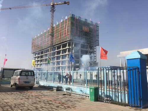 陜煤建設澄合分公司渭河彬州乙二醇項目生活區職工公寓主體封頂