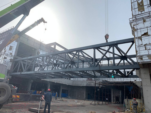 陜煤建設(shè)天工公司土建十七部小保當鋼連廊順利吊裝完成