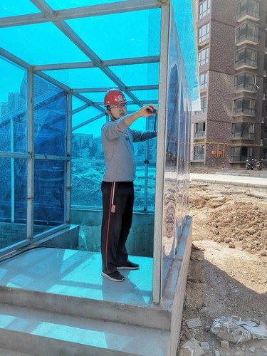 風(fēng)吹浪打揉不碎，寒來暑往見精神