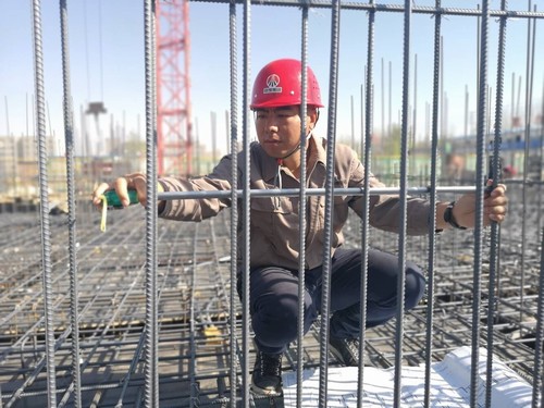 相濡以沫牽手共行，業績突出同臺受獎