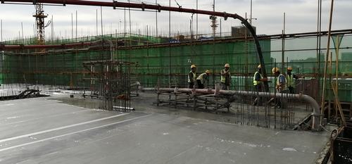 陜煤建設銅煤公司第十五項目部承建的藍山水岸南區12#樓順利封頂