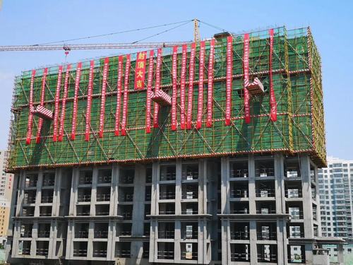 陜煤建設銅煤公司承建的金地華府項目7#樓主體順利封頂