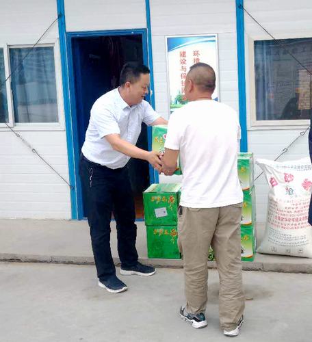 陜煤建設銅煤公司施工一線“送清涼”在行動