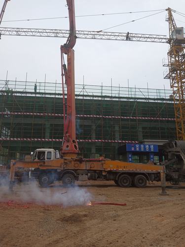 陜煤建設韓城分公司土建十項目部承建的陜西涌鑫礦業有限公司沙梁礦井消防救護隊工程主體順利封頂