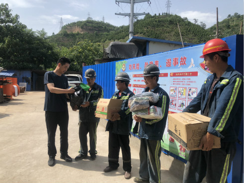 陜煤建設機電安裝公司深入一線送清涼