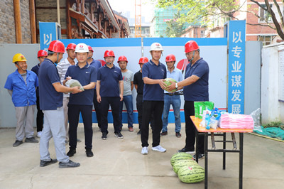 陜煤建設漢中分公司開展夏日送清涼慰問活動