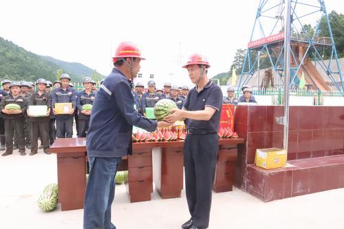 公司領導深入一線“送清涼”慰問