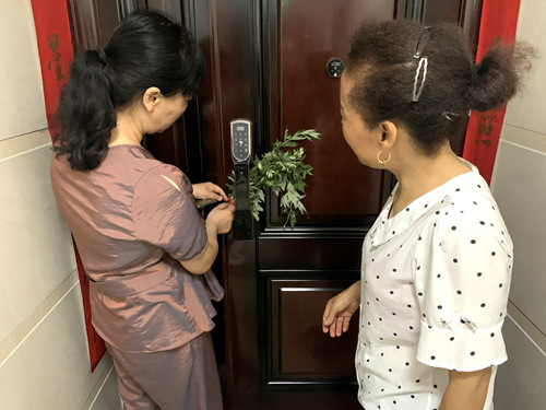 陜煤建設公司：龍灣水境小區物業開展“送艾草、迎端午”活動