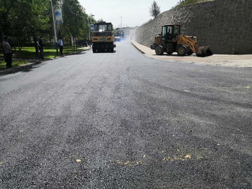 陜煤建設路橋分公司檸條塔舊路改造工程完成瀝青路面鋪設