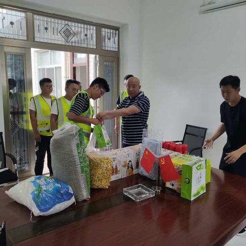 夏日送清涼，關(guān)懷暖人心