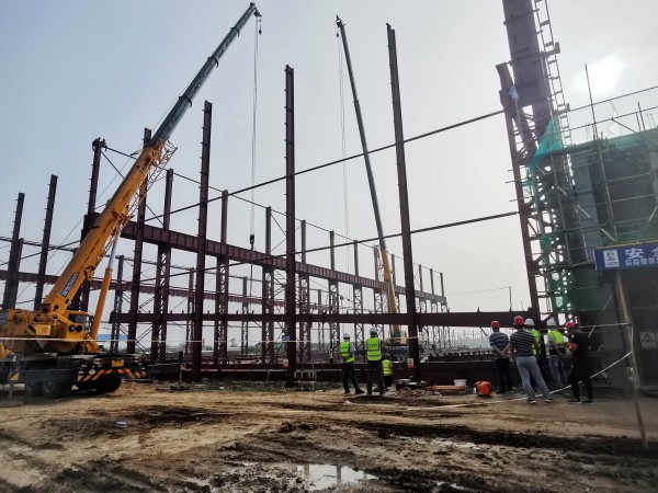 陜煤建設(shè)渭南分公司南京金龍項目首個高危大工程吊裝工作順利開始