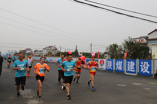漢中市第二屆迎國慶全民健身環城跑在陜煤建設漢中分公司承建的金華路成功舉辦