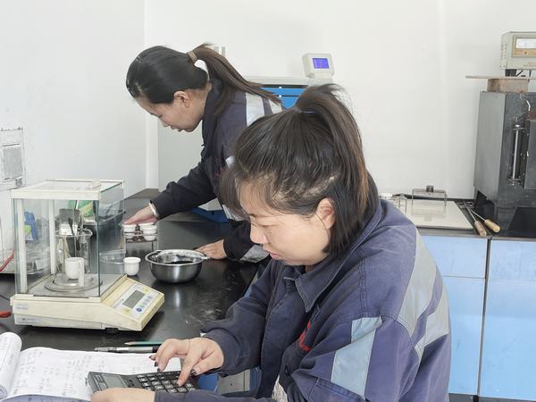 紅粉不嫌靛衣染，精測細析黑金成