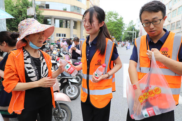 助力高考 我們?cè)谛袆?dòng)