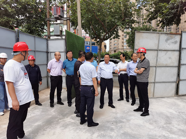 咸陽市副市長王靖調(diào)研市住建局停車場項(xiàng)目