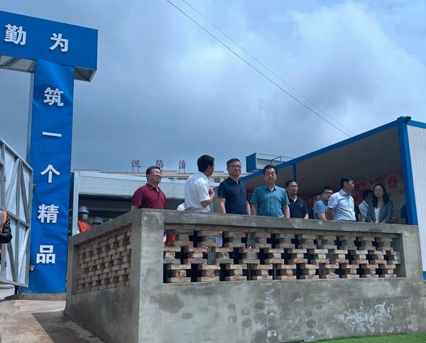 陜煤集團(tuán)總經(jīng)理助理、戰(zhàn)略規(guī)劃委主任宋世杰一行蒞臨陜煤建設(shè)銅煤公司承建的王石凹游客服務(wù)中心項目檢查指導(dǎo)工作