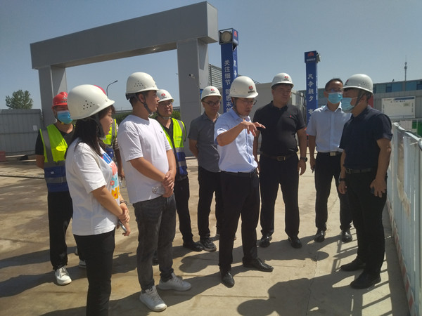 灃西新城黨委委員、管委會副主任薄磊一行蒞臨陜煤建設(shè)咸陽分公司承建的灃西新城第五學(xué)校項目調(diào)研指導(dǎo)工作