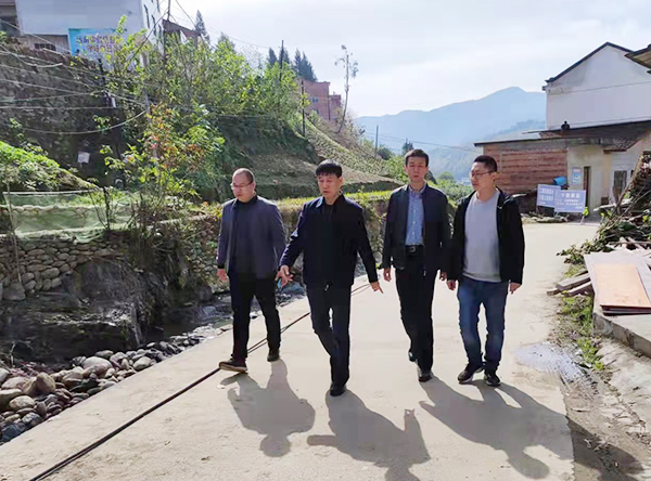 集團領導侯本英深入幫扶村調研指導工作