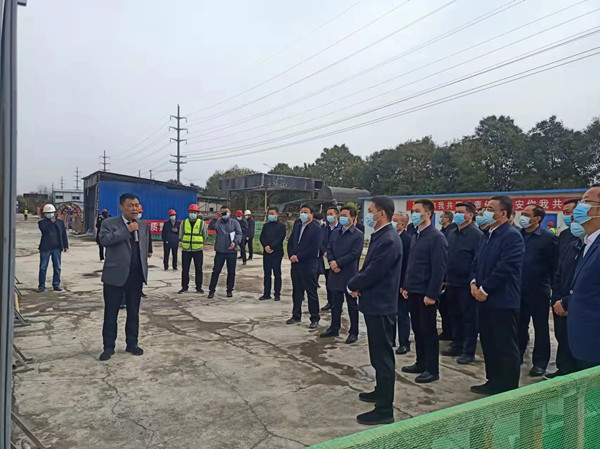 涇陽縣縣委書記拓巍峰、縣長郝瑞耀一行蒞臨陜煤建設(shè)咸陽分公司涇陽縣西城保障房項目觀摩調(diào)研