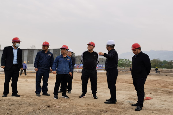 陜鋼集團龍鋼公司董事長陳驍?shù)綑C械化綜合一次料場檢查指導工作