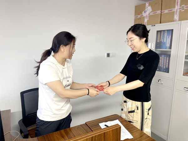 建設集團大秦置業公司：小小生日卡  情暖職工心