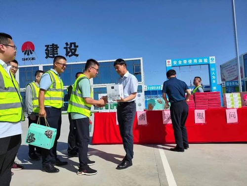 侯本英深入陜北片區(qū)項(xiàng)目開展“送清涼”慰問活動