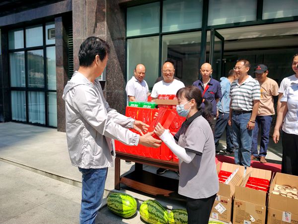 建設集團大秦置業公司：夏日高溫送清涼 絲絲關懷暖人心