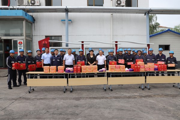 紅柳林礦業(yè)公司領(lǐng)導(dǎo)深入陜煤建設(shè)洗選煤運(yùn)營(yíng)公司紅柳林洗煤廠項(xiàng)目部開(kāi)展“送清涼”活動(dòng)