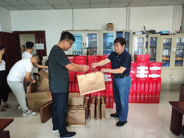 月餅送祝福，情意滿中秋